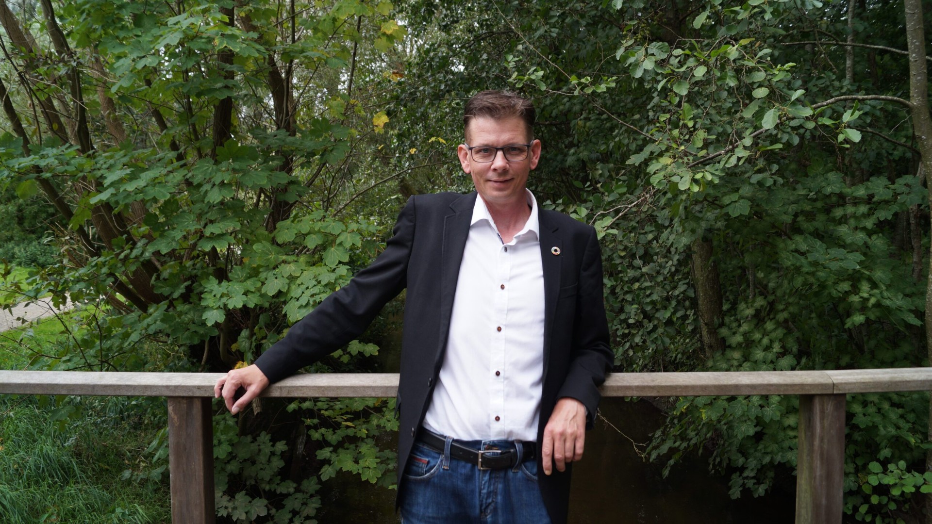 Torben Rohde stående på en træbro i naturen